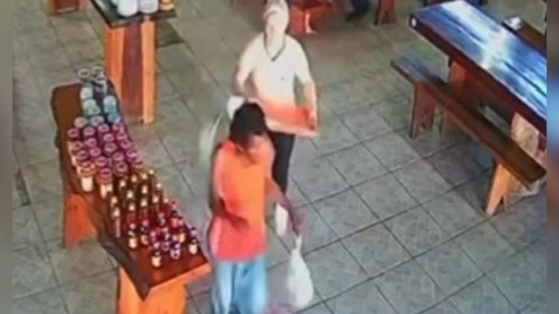 Mulher reage e entra em luta com homem após após apalpada nas nádegas em café no AM