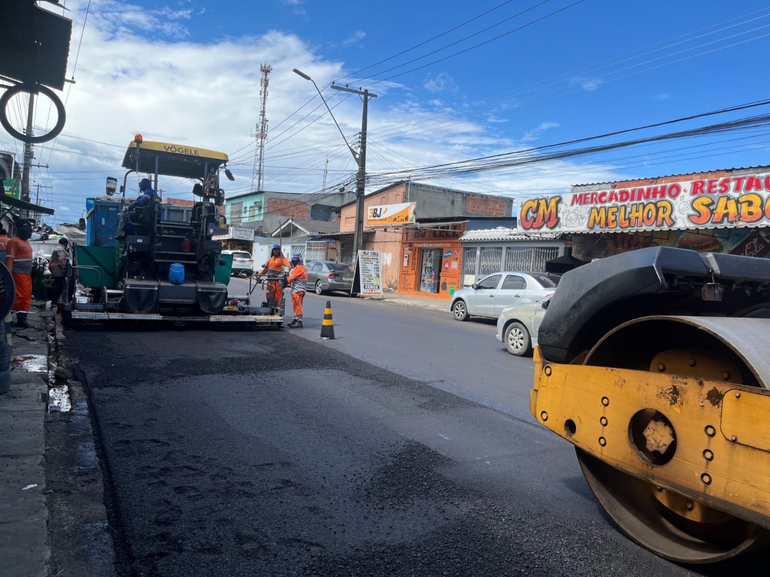 Equipe da Seminf executando o recapeamento asfáltico na rua Coronel Sávio Belota, no bairro Cidade Nova