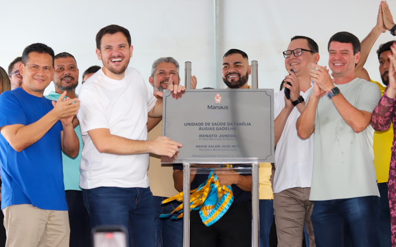 Prefeito de Manaus, Renato Junior, acompanhado do secretário da Semsa, Nagib Salem, durante descerramento da placa de reinauguração da USF Áugias Gadelha