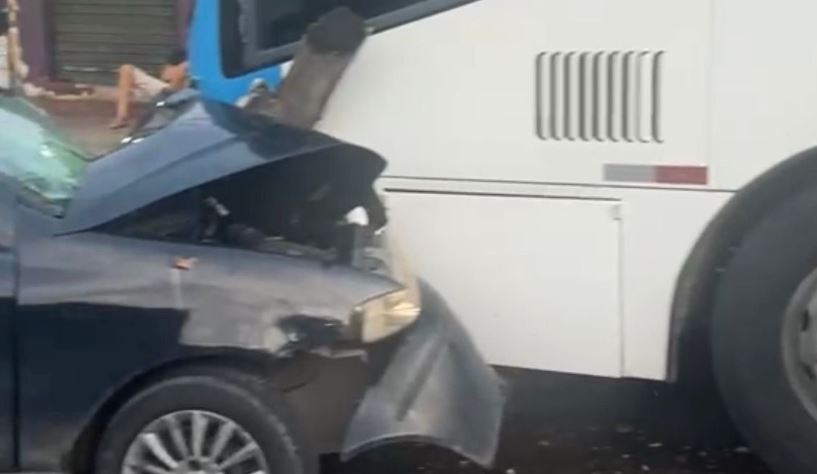 Carro invade contramão e bate de frente com ônibus no Novo Israel