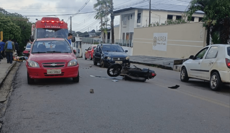 Motorista foge após invadir contramão e atingir motociclista na Compensa