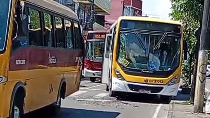 VÍDEO: Acidente entre ônibus e “Amarelinho” deixa feridos em Manaus