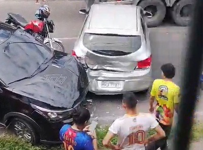 VÍDEOS: Caçamba perde os freios e provoca engavetamento com seis veículos em Manaus