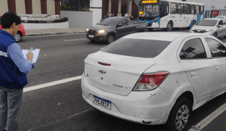 Motociclista tem dedos arrancados após ser atingido por carro na contramão em Manaus