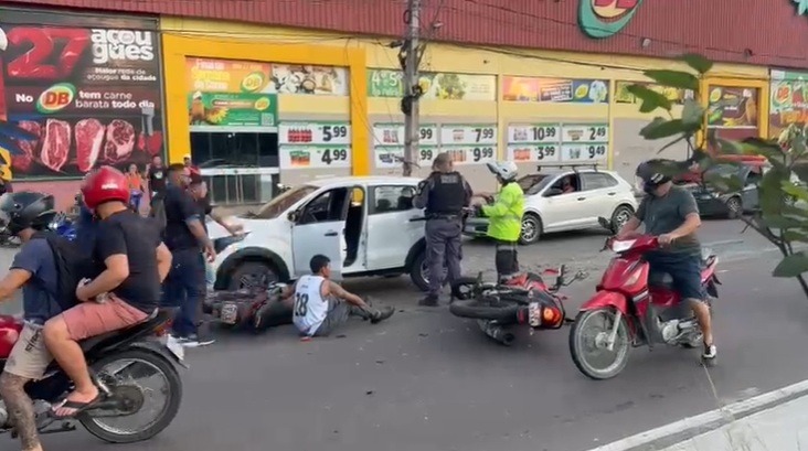 VÍDEO: Acidente entre carro e motos deixa feridos na Grande Circular