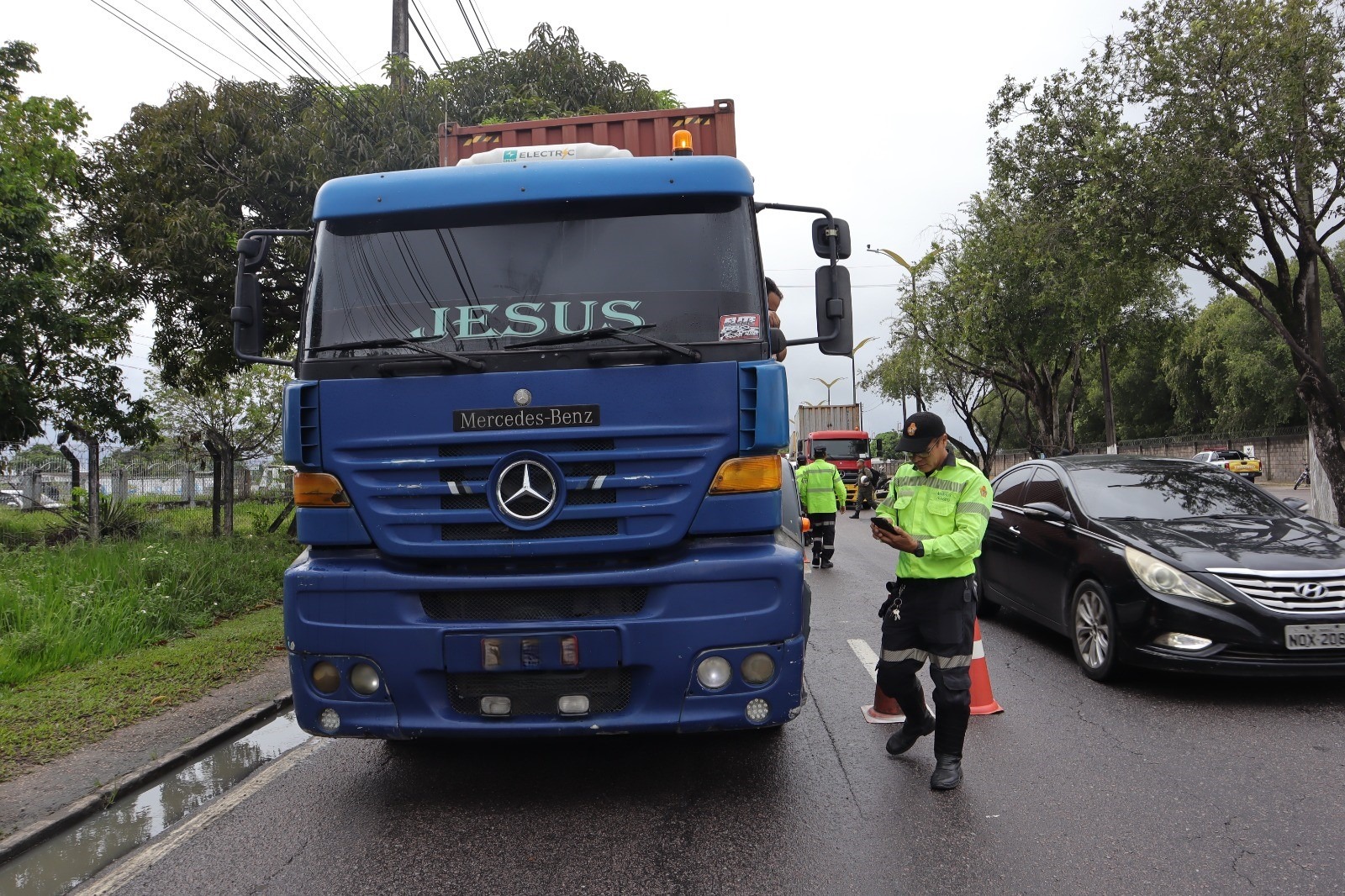 Agentes de trânsito do IMMU fiscalizam caminhões durante operação “Carga Pesada” na zona Sul da cidade