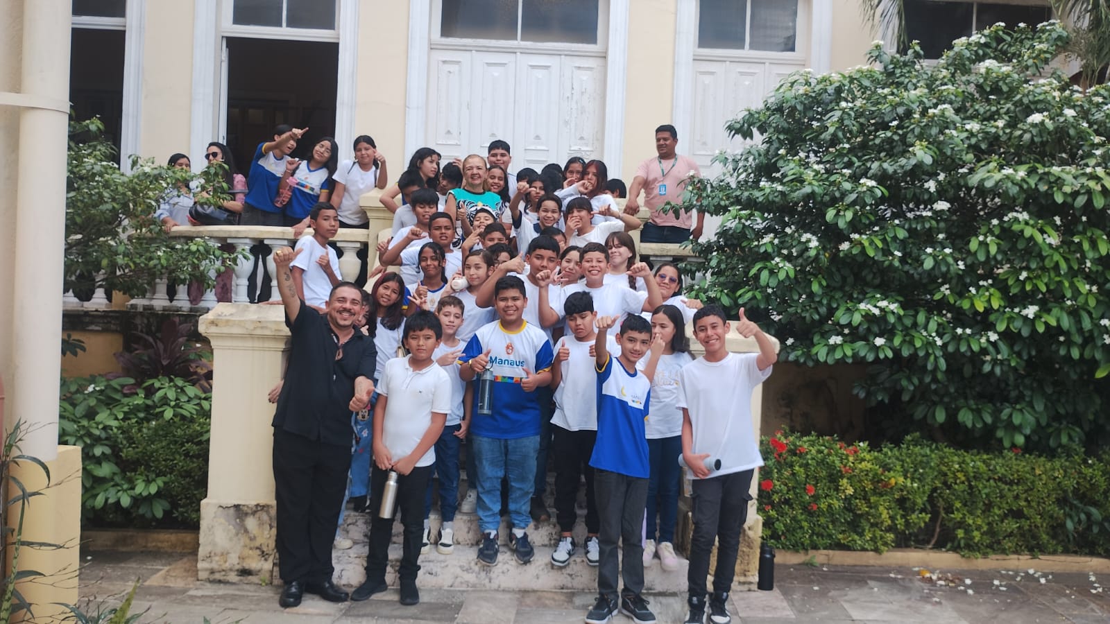 Alunos no Museu da Cidade de Manaus durante aula-passeio educativa