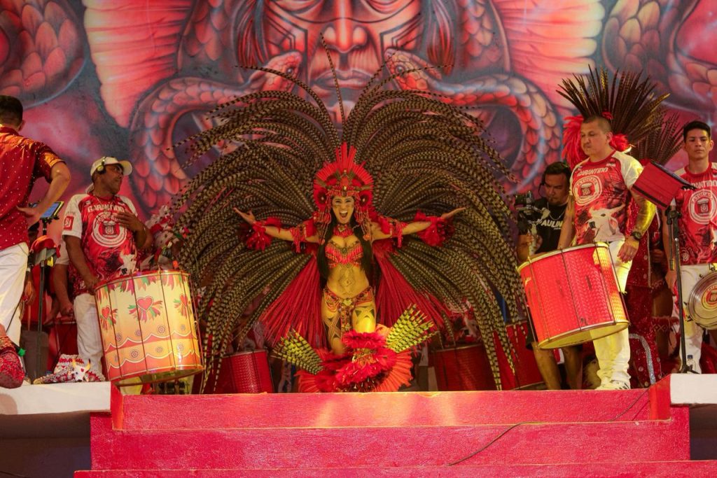 Alvorada do Garantido reúne multidão e colore Parintins de vermelho