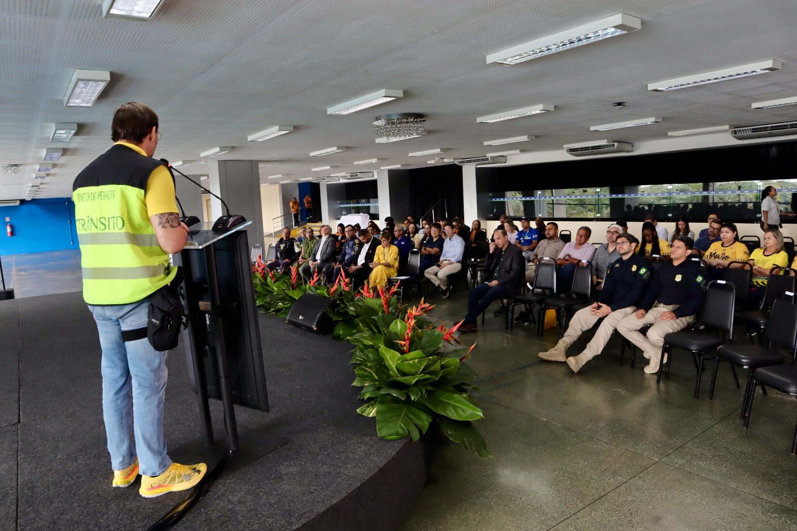 Auditório com palestra educativa sobre segurança viária com participação da Prefeitura de Manaus
