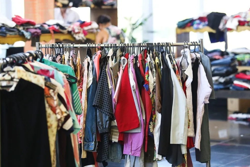 Mega Bazar de Dia das Mães no Shopping Cidade Manoa com estandes e público comprando em Manaus