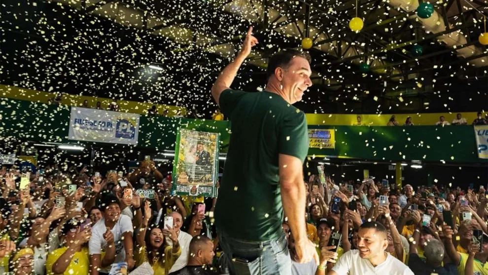 Relação com Master desgasta Flávio Bolsonaro nas redes sociais