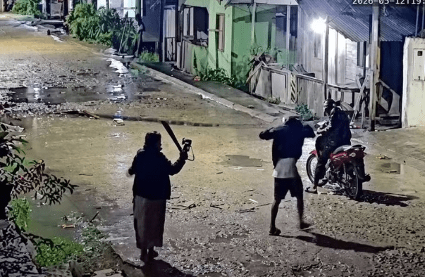 VÍDEO: Mulher reage a assalto e bate em criminoso com sombrinha no Amazonas