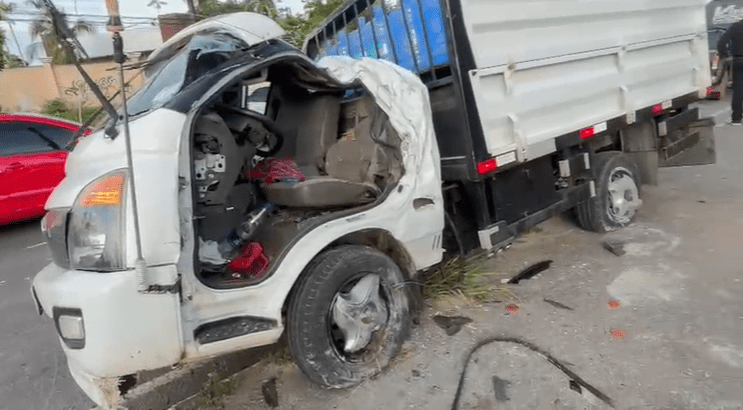 VÍDEO: Motorista de caminhonete fica preso às ferragens após bater em poste em Manaus