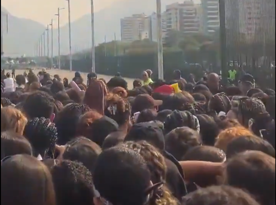 VÍDEO: Fãs derrubam portão do Parque Olímpico para entrar em show de Luan Santana
