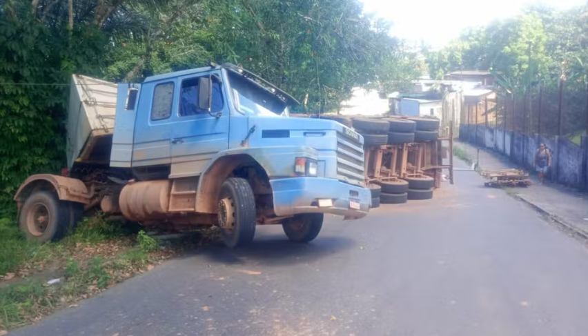 Rua é interditada após caminhão desgovernado tombar em ladeira em Manaus