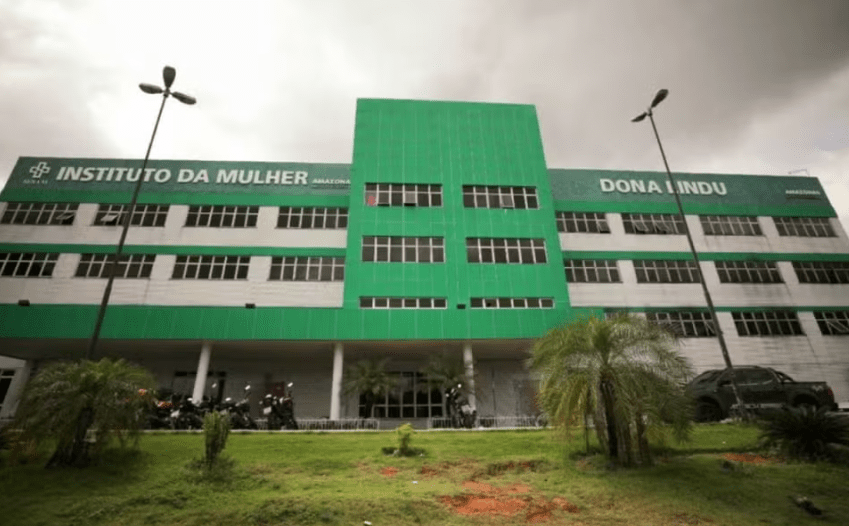 Médico plantonista é afastado após jovem dá à luz em banheiro de maternidade em Manaus