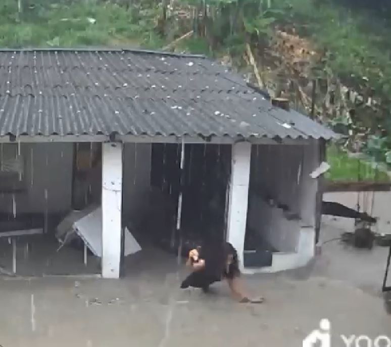 Vídeo mostra momento desespero de moraores após muro desabar e água invadir casa em Manaus