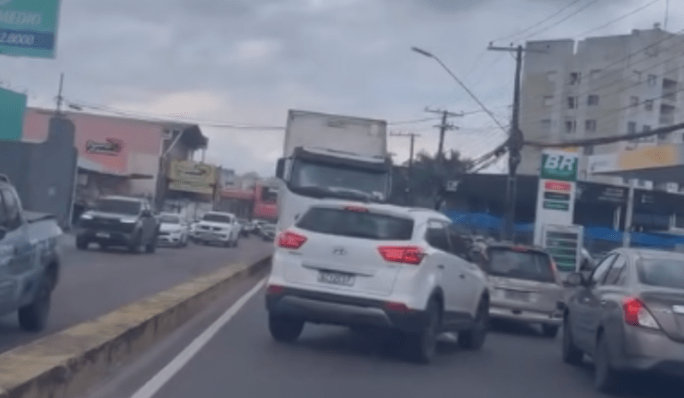 Carreta entra na contramão e causa susto em avenida de Manaus; veja vídeo