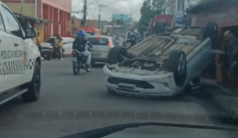 Carro capota após batida e quase invade casa na Zona Norte de Manaus