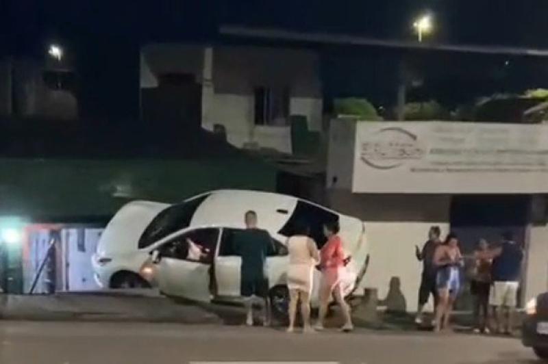 Carro invade casa após suposta briga de casal em Manaus