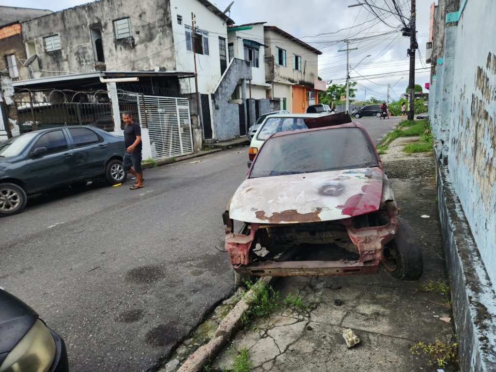 Veículos abandonados são retirados de ruas para melhorar trânsito em Manaus