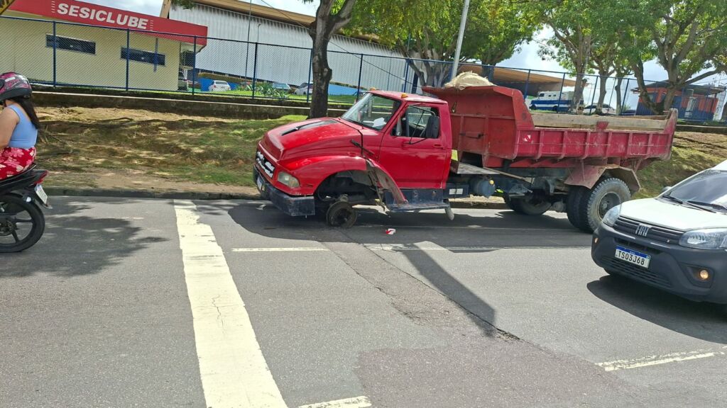 Casal fica ferido após roda de caçamba se soltar em avenida de Manaus