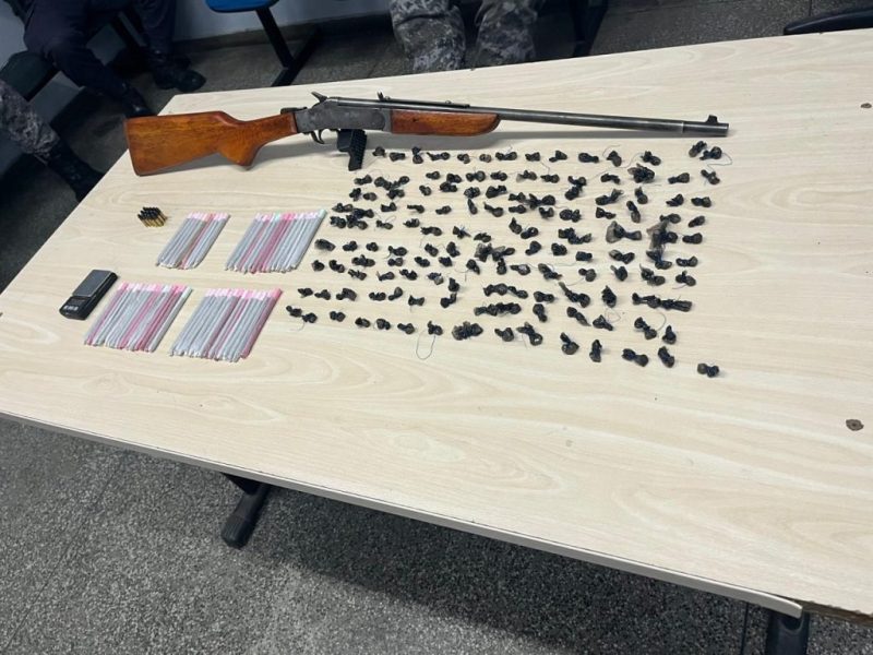 Suspeitos fogem da PM e abandonam arma e maconha em área de mata em Manaus
