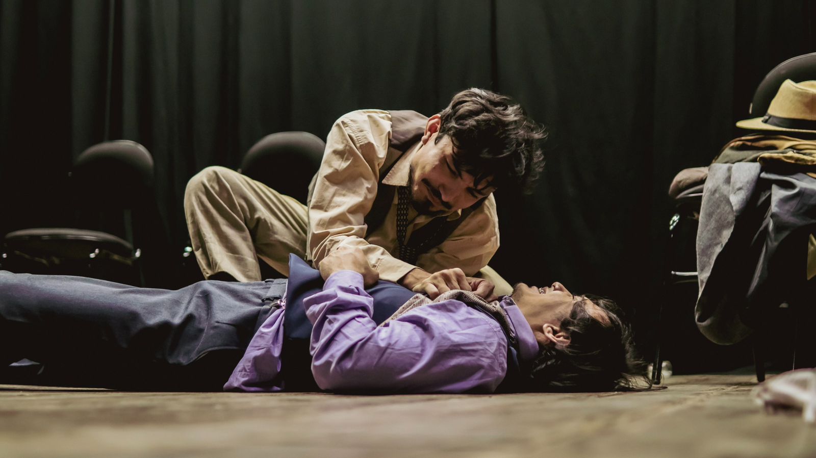 Elenco do espetáculo Em Nome da Família em apresentação no Teatro Gebes Medeiros