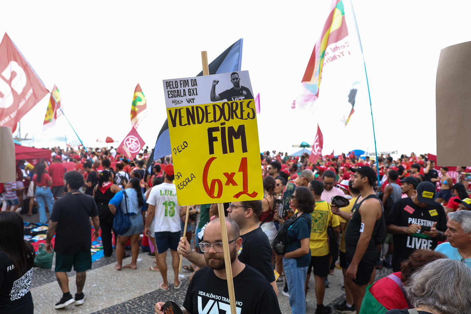 Emendas propõem fim da escala 6x1 só em 2036