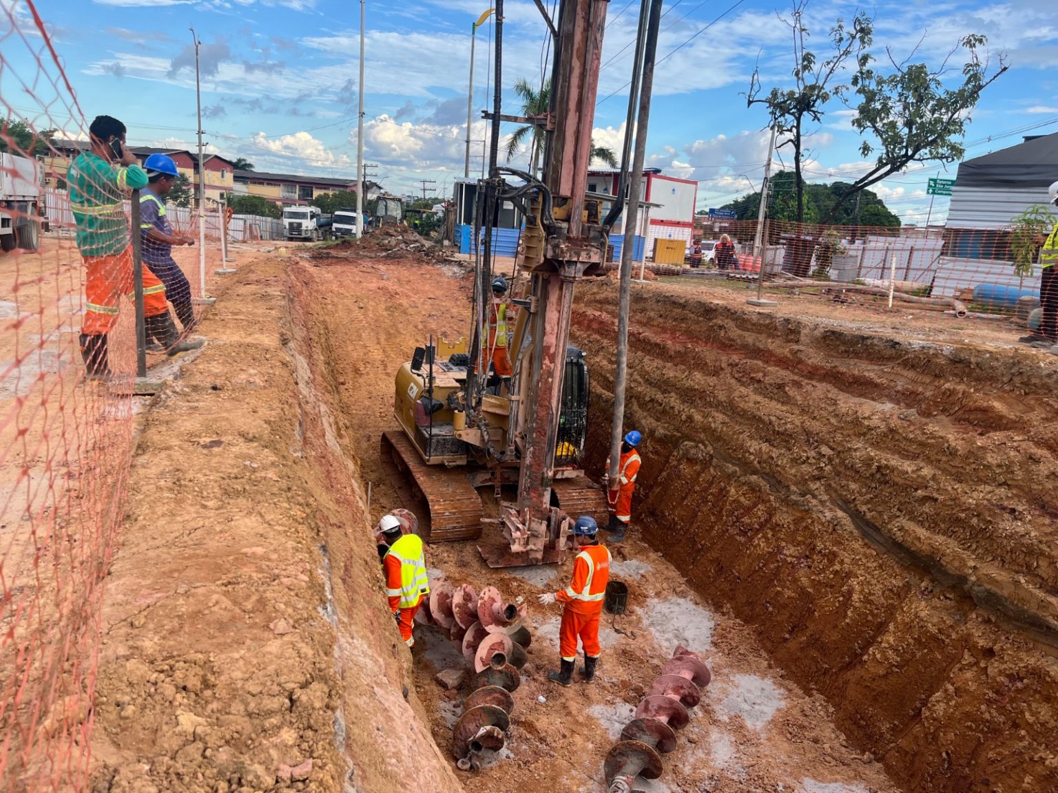 Equipe da Seminf executando a concretagem das 118 estacas profundas do do complexo viário “Passarão”