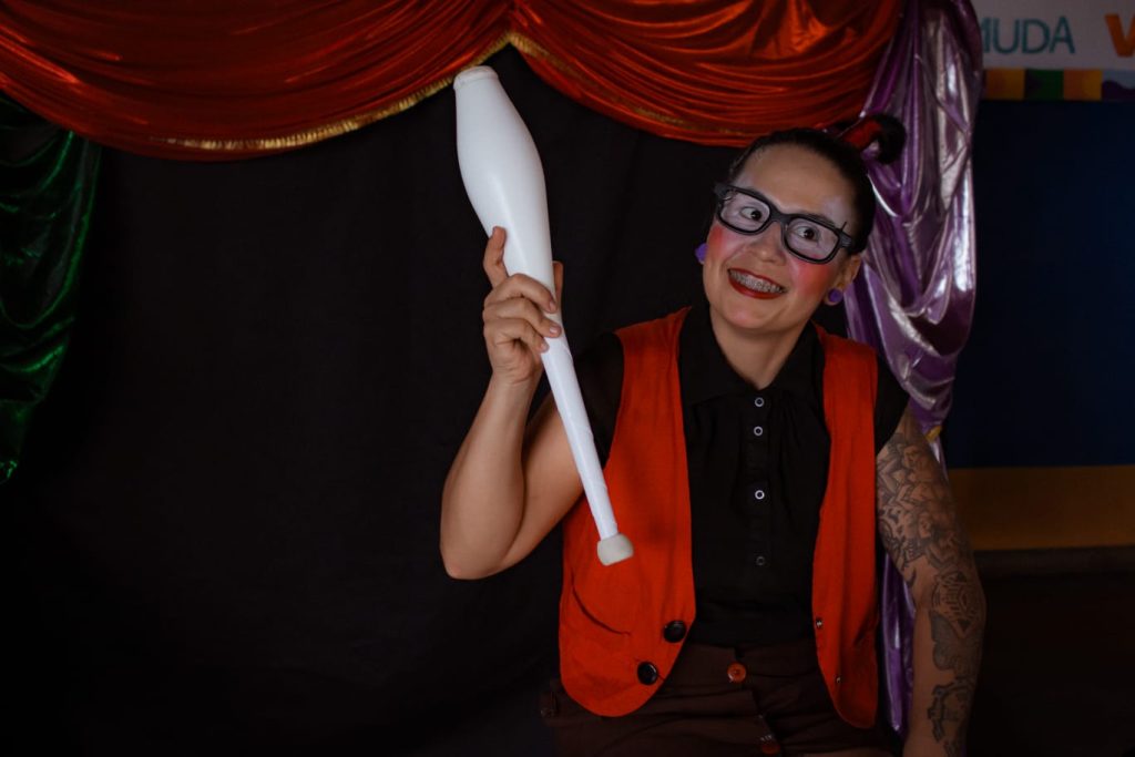 Festival circense feminino leva arte gratuita a escolas de Manaus