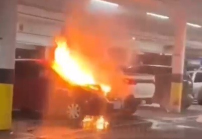 VÍDEO: Incêndio em carro assusta clientes em supermercado na Ponta Negra em Manaus