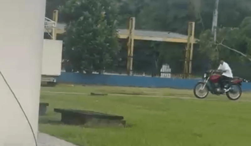 Motociclista sem CNH e sem capacete tenta fugir do guincho do Detran em Manaus; veja vídeo