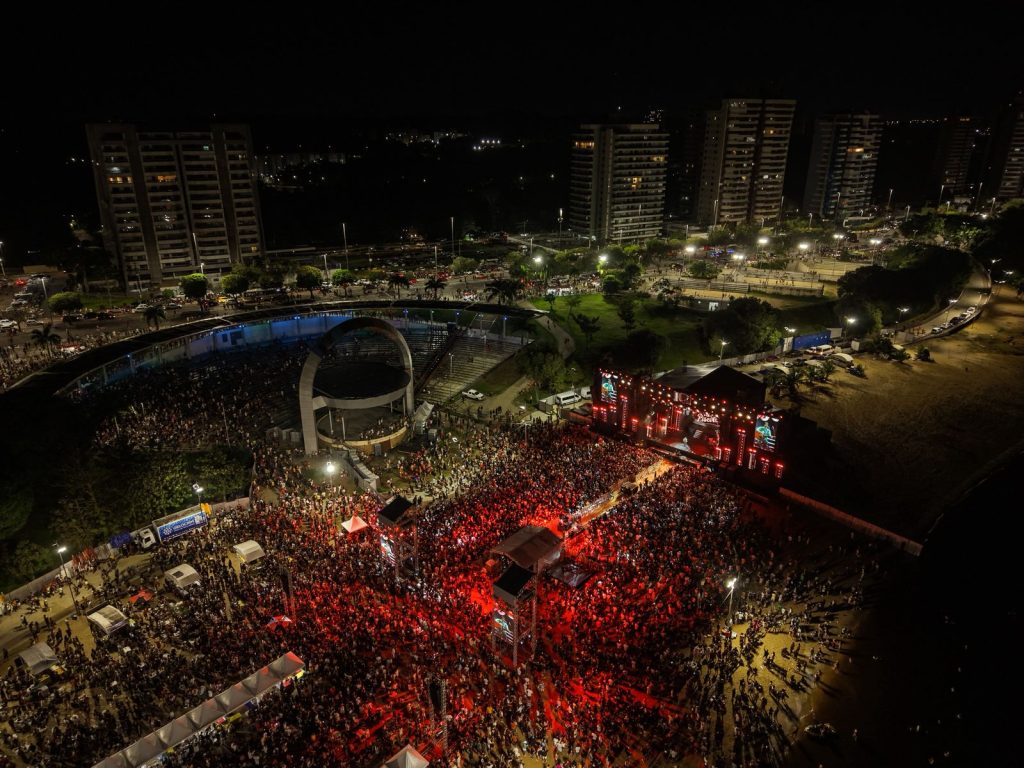 Gravação do DVD de Filho do Piseiro reúne mais de 80 mil pessoas na Ponta Negra em Manaus