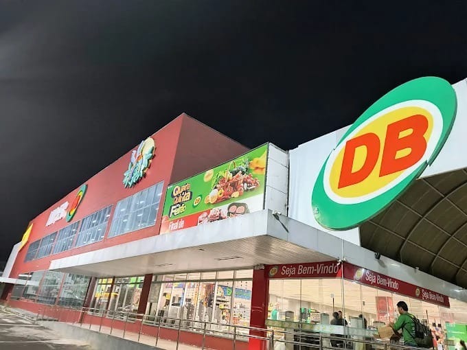 Carro é furtado em estacionamento do supermercado DB em Manaus