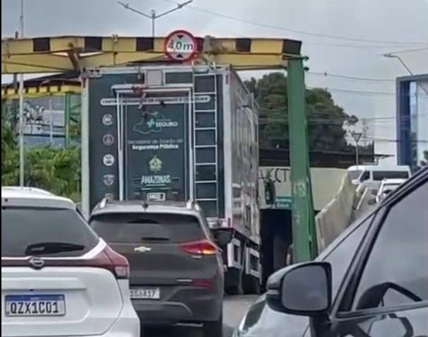 VÍDEO: Caminhão fica 'entalado' em passagem de nível na avenida Constantino Nery