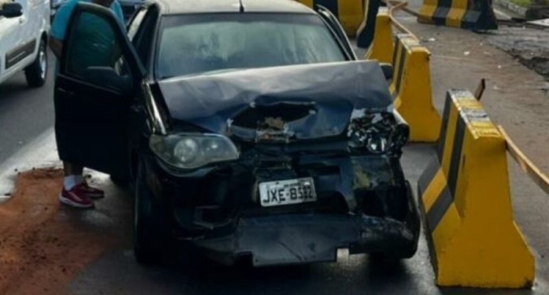 Professor bate carro em estrutura de obra em avenida de Manaus