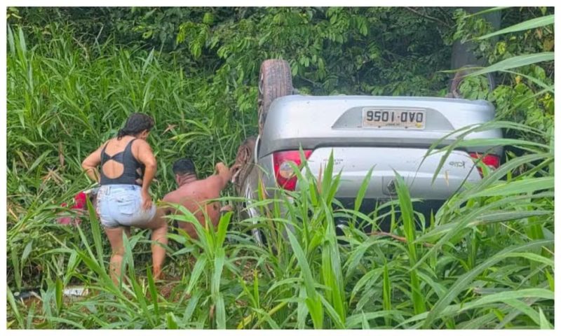 Carro capota na BR-174 e deixa três feridos no interior do Amazonas