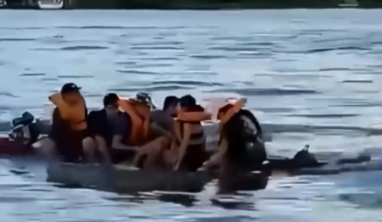 VÍDEO: Rabeta afunda e ocupantes se desesperam no meio do rio Tarumã-Açu