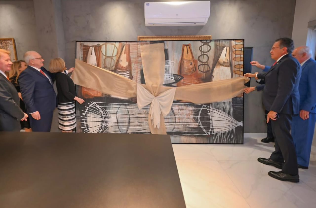Edson Fachin recebe obra amazônica da série Jaraquiart em Manaus