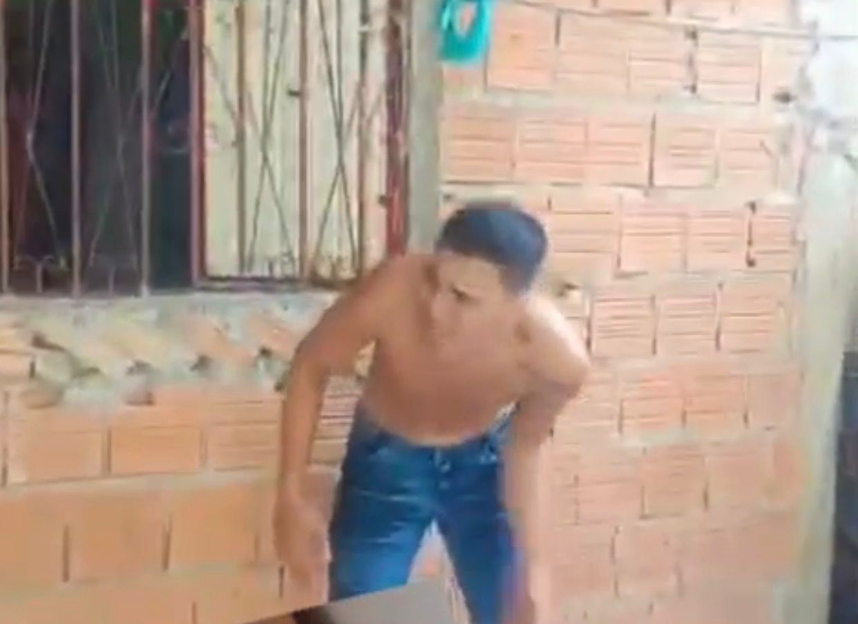 VÍDEO: Homem que exibiu pênis em supermercado de Manaus é punido pelo 'tribunal do crime'