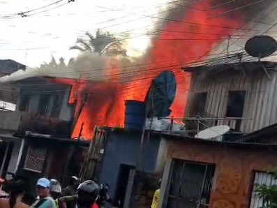VÍDEOS: Incêndio destrói casas e mobiliza bombeiros em Coari