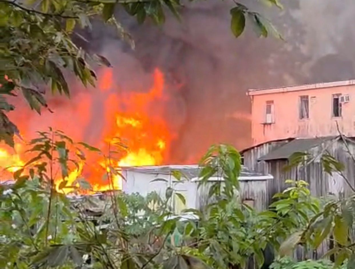 VÍDEO: Mais de 30 casas são atingidas por incêndio no São Jorge; veja detalhes