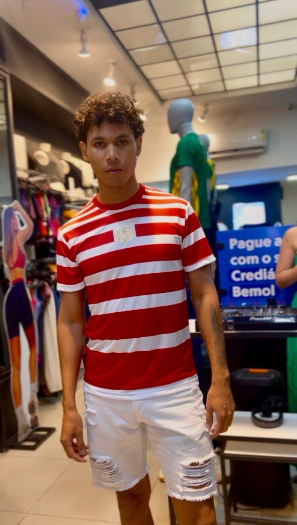 Moda inspirada em Garantido e Caprichoso ganha destaque em Manaus