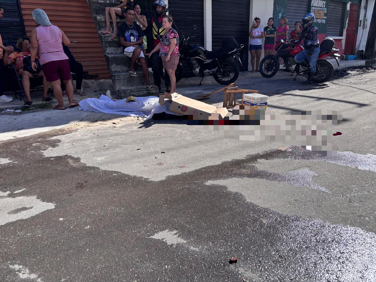 VÍDEO: Trabalhador morre eletrocutado ao trocar telhado de casa em Manaus
