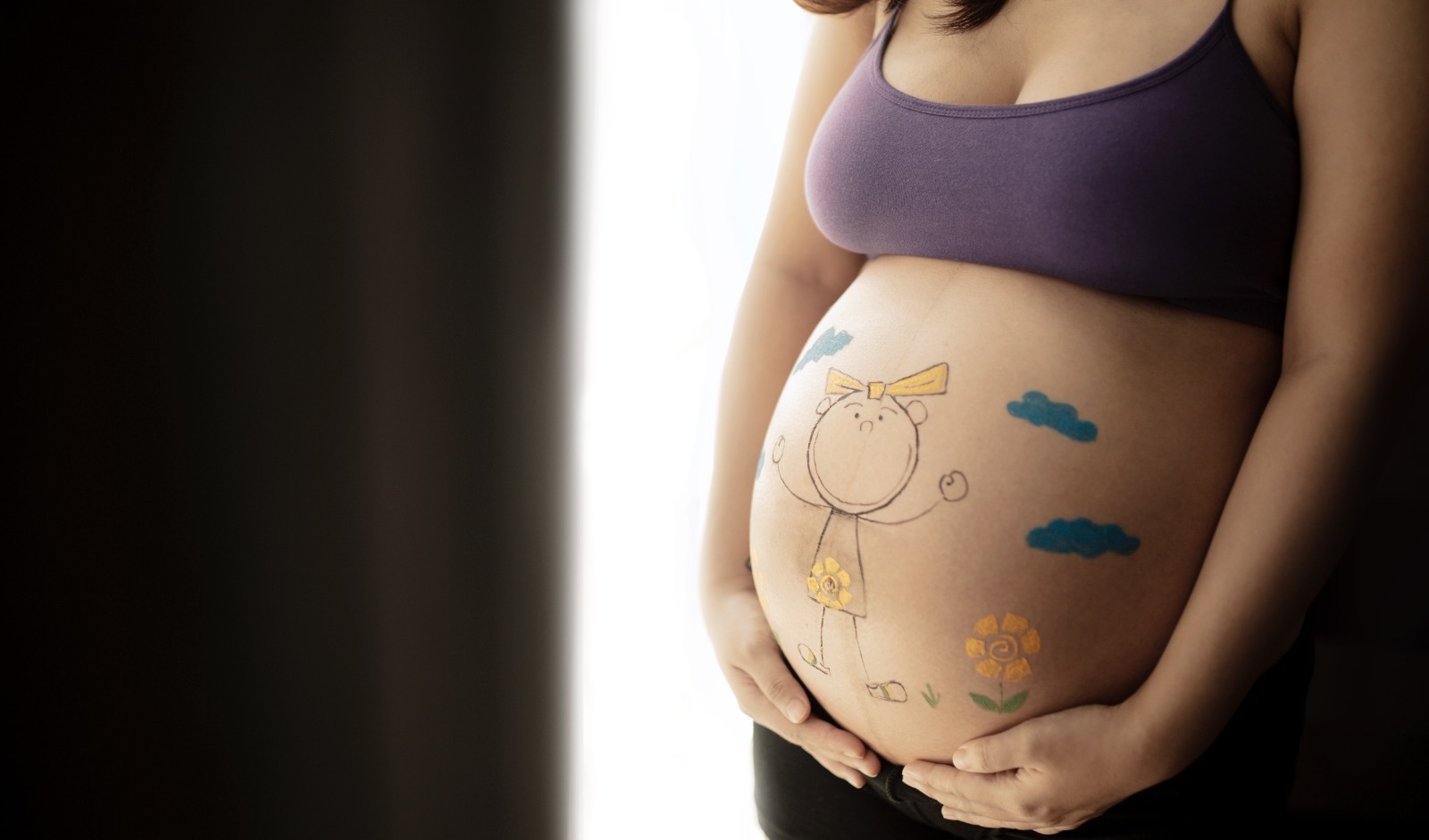 Gestante durante consulta médica de pré-natal em acompanhamento de saúde