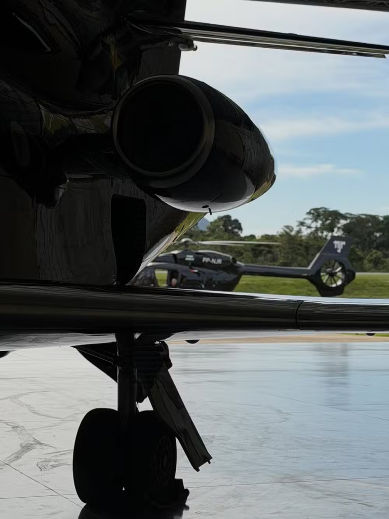 Neymar Pai ostenta helicóptero e avião milionários do jogador