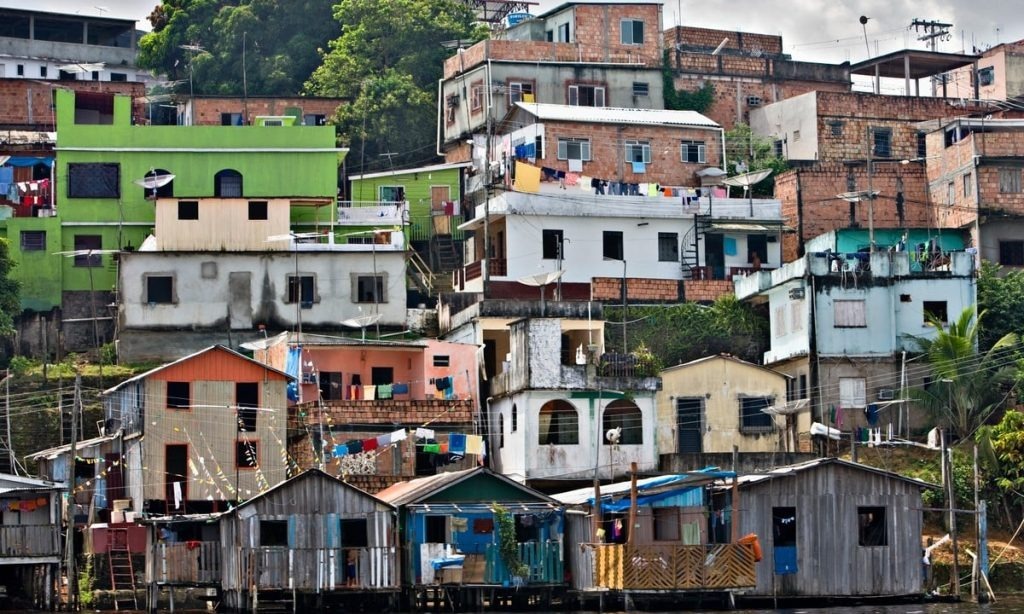 Ocupações irregulares avançarem sobre áreas de risco em Manaus