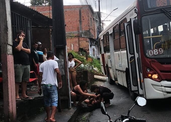 Mulher fica ferida após ser atropelada por ônibus em Manaus