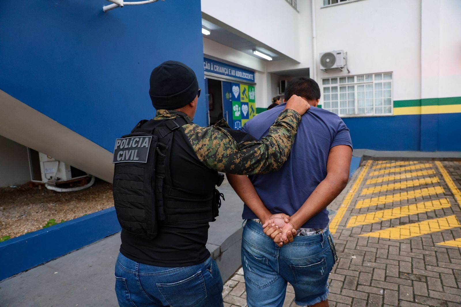 Policiais durante operação contra crimes sexuais infantis no Amazonas